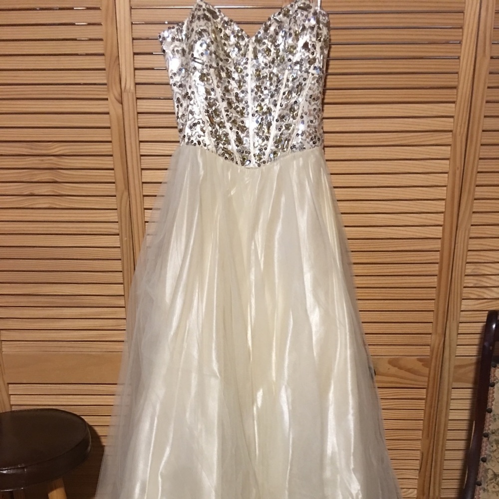 This is an exquisite gown. It’s ready for dancing.